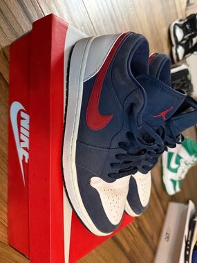 Nike Navy/White/Red Low-Top Sneakers